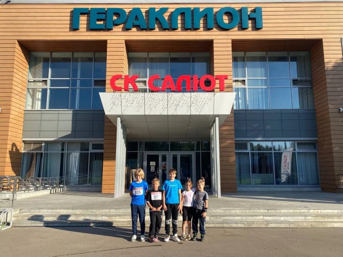 Участники команды у входа в спортивный комплекс «Салют»